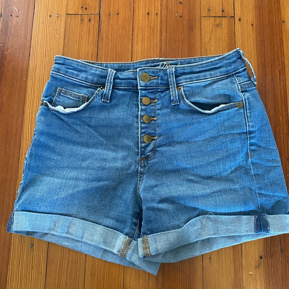 Universal thread high waisted, cuffed, button fly denim shorts size 4/27